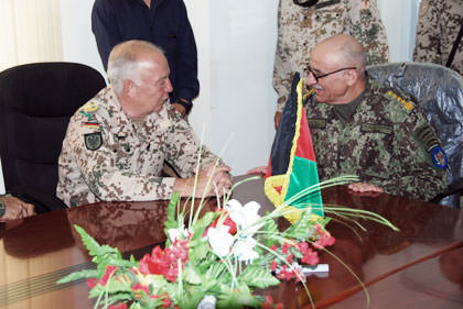 Generalleutnant Rainer Glatz (links) im Gespräch mit dem Stabschef der afghanischen Armee (ANA), General Sher Mohammad Karimi.