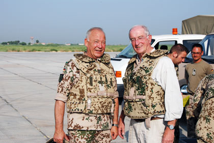 Der Befehlshaber des Einsatzführungskommandos der Bundeswehr, Generalleutnant Rainer Glatz (links), gemeinsam mit Rolf Tophoven.